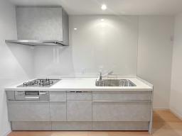  夕食後の片付けは食器洗い乾燥機にお任せ。家族でゆっくり過ごす時間を増やすキッチン。手元から足元までがすべてスライド式で収納力抜群のシステムキッチン。３口コンロ・オールインワン浄水栓付きです。