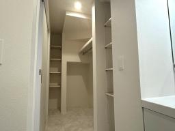 ウォークスルーファミリークローゼット