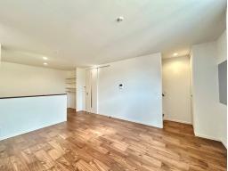 広々としたリビングでは家具選びも楽しみの一つになりますね。