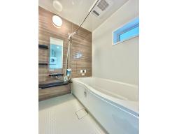 1日の疲れも足を延ばして癒せる１坪タイプの浴槽です。