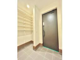 玄関には家族の靴がたっぷり入るシューズクローゼットをご用意！