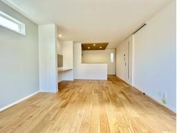 家族が自然に集まり、くつろげるリビングが魅力