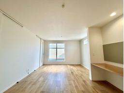 木の温もりを感じる開放的な空間。