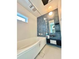 リラックスできる広々としたバスルーム。