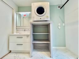 洗面スペースには乾太くんとホスクリーンを設置しておりますので洗濯時間の短縮も可能に♪