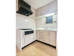 L字型キッチンは、移動距離が短く作業動線の良さが魅力。3口ガスコンロとグリル部分は新調しています。