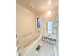 毎日の疲れをいやす浴室は1坪タイプです。足を伸ばしてゆっくりとくつろげます。窓があることで、換気環境も良好。