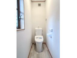 【1階】ウォシュレット機能付きトイレに取替済。