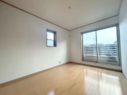 【3階洋室6帖】南向きバルコニーから採光を取り込めて日当たり良好なお部屋に。