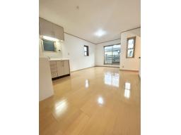 水回りが2階に集結しているので短い家事動線を実現。キッチンから全体を見渡すことができるので子育てしながら家事がしやすい！