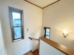 吹き抜けの階段は空間が広く感じ、開放感があります。