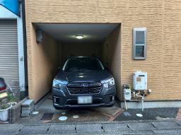 掘り込みガレージ。前道が約6ｍあるので出し入れがしやすいです。