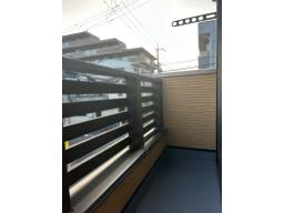 【2階】南向きのバルコニーで洗濯物も乾きやすい♪木工事と塗装済。