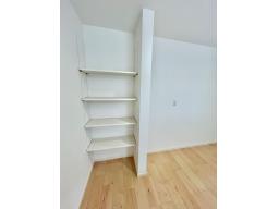 2階　パントリー　食品や食器などを収納できるパントリー。もちろんそれ以外にも、普段はあまり使わない調理器具をしまうなど、使い方様々！