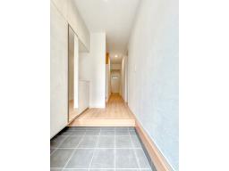 大容量のシューズインクローゼットは家族みんなの靴だけでなく、アウトドア用品、防災グッズなどが収納可能。玄関まわりがいつもすっきり。家族みんなの「ただいま」が、いつも気持ちの良い空間に。