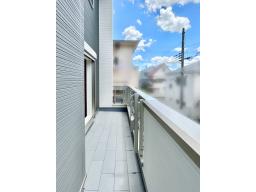 心地いい光と風を届ける２階バルコニー。南からの陽光をたっぷり浴びて、洗濯物が気持ちよく乾きます。天気の良い日には、お布団を干すのが楽しみになります。家庭菜園としても活用可能です。