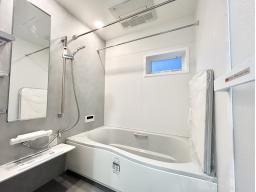 お湯が冷めにくい、浴槽保温材と保温組フタの「ダブル保温」構造。くるりんポイ排水口など毎日のお手入れもラクラク。ガス温水浴室暖房乾燥機付です。