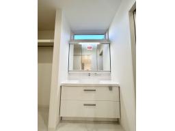 毎日使うものだから清潔な空間を保ちたい水回り。洗面化粧台にはそんな願いを解消させてくれる収納アイデアが満載です。三面鏡の裏側には小物から背の高い物まで収納できます。