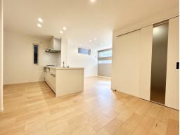 対面キッチン採用のリビングは家族が一つになれる空間となります。お料理をしながらリビング全体を見渡すことができるのでお子様が遊んだり、勉強していても一緒に空間を共有できます。