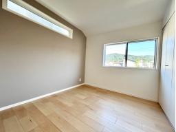 【2階洋室5.2帖】2階洋室は振り分けタイプ。プライベート時間もゆったりと過ごせる住まい。収納が随所に備わっています。