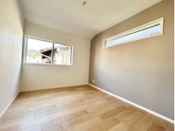 【2階洋室5.2帖】プライバシーを保ちやすい振り分けタイプの間取りです。各洋室は5帖以上の広さが確保されており、プライベートの時間を大切にできます。 アクセントクロスでおしゃれな空間に。