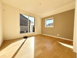 【2階洋室7.8帖】南向きのバルコニーから採光を確保できて風通しがよく明るいお部屋。