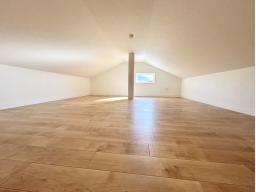 普段使わない布団やアウトドア用品、お子さんの思い出の品物などを収納できて生活スペースを圧迫しない大空間収納庫。