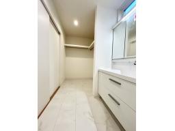 洗面化粧台の奥にあるファミリークローゼットには家族の衣類やリネン類を収納できます！