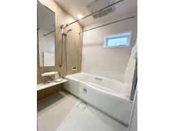 お湯が冷めにくい、浴槽保温材と保温組フタの「ダブル保温」構造。くるりんポイ排水口など毎日のお手入れもラクラク。ガス温水浴室暖房乾燥機付です。