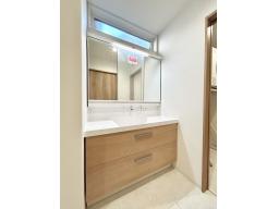 毎日使うものだから清潔な空間を保ちたい水回り。洗面化粧台にはそんな願いを解消させてくれる収納アイデアが満載です。三面鏡の裏側には小物から背の高い物まで収納できます。