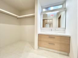 洗面化粧台の奥にあるファミリークローゼットには家族の衣類やリネン類を収納できます！