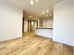 対面キッチン採用のリビングは家族が一つになれる空間となります。お料理をしながらリビング全体を見渡すことができるのでお子様が遊んだり、勉強していても一緒に空間を共有できます。