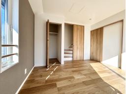 【2階洋室7.6帖】プライバシーを保ちやすい振り分けタイプの間取りです。