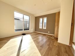 【2階洋室7.6帖】南向きのバルコニーから採光を確保できて風通しがよく明るいお部屋。