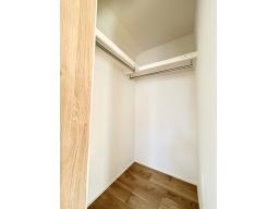 【2階洋室7.6帖】大容量のウォークインクローゼット付！荷物がすっきり片付きます！