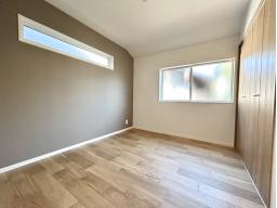 【2階洋室5.2帖】2階洋室は振り分けタイプ。プライベート時間もゆったりと過ごせる住まい。収納が随所に備わっています。