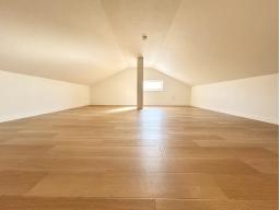 普段使わない布団やアウトドア用品、お子さんの思い出の品物などを収納できて生活スペースを圧迫しない大空間収納庫。