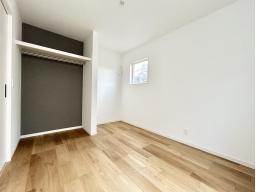 【2階洋室6帖】全居室収納付き。衣類もスッキリと収納することができます。