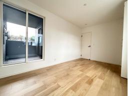 【2階洋7.5帖】2階洋室は振り分けタイプ。プライベート時間もゆったりと過ごせる住まい。収納が随所に備わっています。