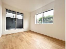 【2階洋室6帖】東と南から採光を確保できて日当たり良好なお部屋。