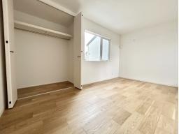 【2階洋7.5帖】全居室収納付き。衣類もスッキリと収納することができます。