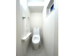 落ちにくい汚物汚れも、水を流すだけツルンっと落とせる新素材”アクアセラミック”で毎日のお手入れ簡単！