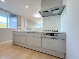 料理をしながらでもご家族との会話を楽しめる対面キッチン。調理中もお子様に目が届いて安心です。