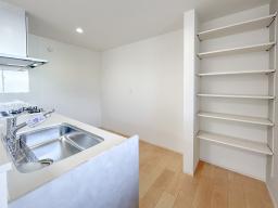 キッチン隣接の食料品のストックにも便利なパントリー収納。