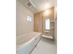 【システムバス_LIXIL イメージ写真】 毎日のお手入れがしやすい工夫と心地よい使用感を兼ね備えた、シンプルデザインのシステムバス。