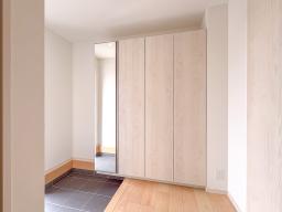 【シューズクローゼット　イメージ写真】大容量のシューズクローゼットは家族みんなの靴だけでなく、アウトドア用品、防災グッズなどが収納可能。玄関まわりがすっきり片付き、家事に追われる毎日を快適に整えます。　