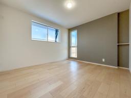 2階　7.5帖　趣味に合わせて使って頂けるよう収納に便利なWICを設置し、シンプルに仕上げました。