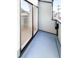 西側　6帖　バルコニー　仕事や家事で疲れた時に、バルコニーに出て深呼吸をすることで、気分をリフレッシュできます。