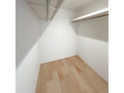 2階　7.5帖　WIC　普段利用する衣服だけでなく、スーツケースや季節物も一箇所に収納できるため、衣替えの手間を省けます。