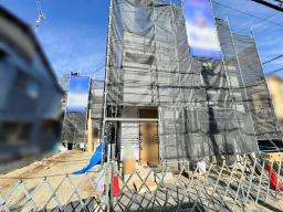 ①号地建築中外観(左側)(2025年12月撮影)